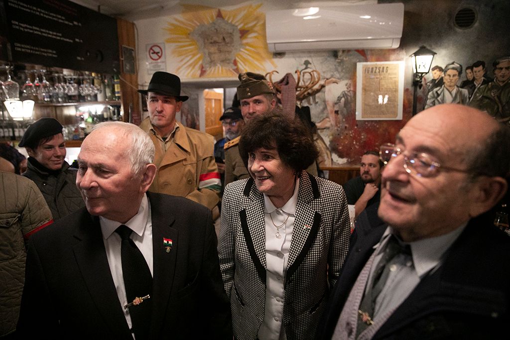 Wittner Mária gyűjteménye méltó helyen lesz a Terror Házában - A fotón a szabadságharcos ikon két forradalmárral, Trencsényi Lászlóval és Varga Jánossal látható az R56 Szabadságharcos Sörözőben - Fotó: Horváth Péter Gyula