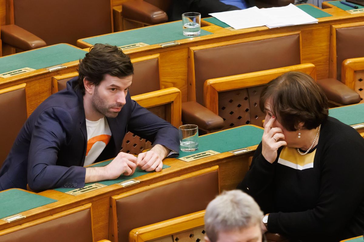 Fekete-Győr András amnéziában szenved vagy annyira porbafingó volt még, hogy a pöttyöslabda jobban érdekelte mint a politika 2010 előtt. 