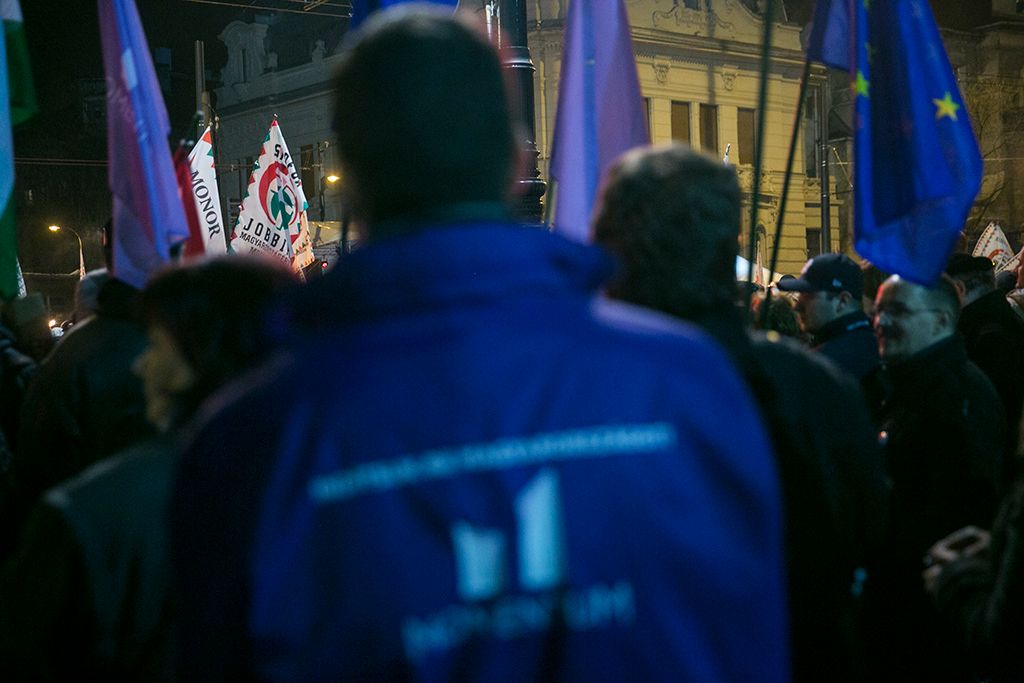 Momentum  tagjai a Jobbik tüntetésen a Fidesz székháza előtt Budapesten 2017. december 15-én. Fotó : Horváth Péter Gyula