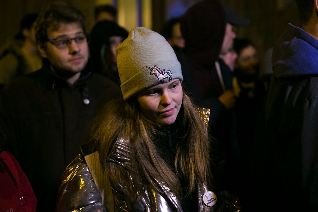 Mécseseket gyújtottak az Emberi Erőforrások Minisztériuma előtt a diáktüntetések szervezői, hogy így tiltakozzanak az oktatás helyzete ellen. A szervezők hat óráig várták, hogy választ kapjanak követeléseikre, de nem érkezett meg. Ezért a helyszínen bejelentették: magasabb szinthez fordulnak. Fotó: Horváth Péter Gyula