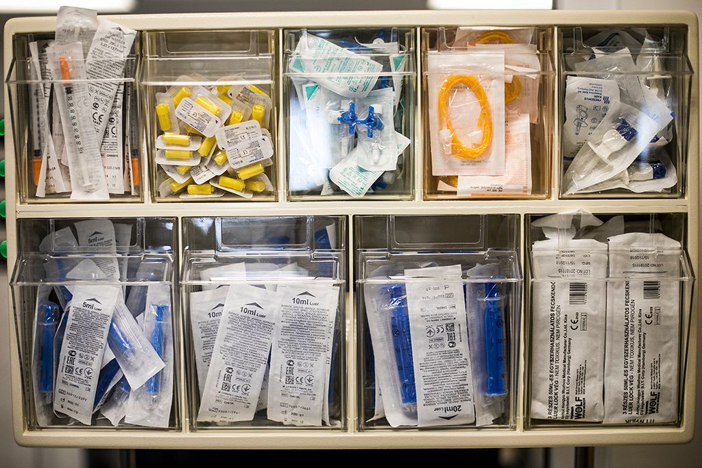 150 beteg befogadására alkalmas mobil járványügyi kórház a Kiskunhalasi Országos Büntetés-végrehajtási Intézet területén 17-HPGy