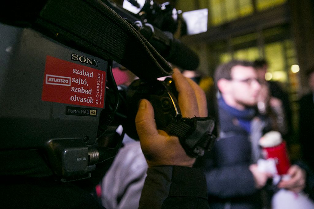 Mécseseket gyújtottak az Emberi Erőforrások Minisztériuma előtt a diáktüntetések szervezői, hogy így tiltakozzanak az oktatás helyzete ellen. A szervezők hat óráig várták, hogy választ kapjanak követeléseikre, de nem érkezett meg. Ezért a helyszínen bejelentették: magasabb szinthez fordulnak. Fotó: Horváth Péter Gyula