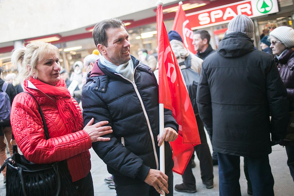 A 3-as metró felújításának késése miatt tüntetett az MSZP