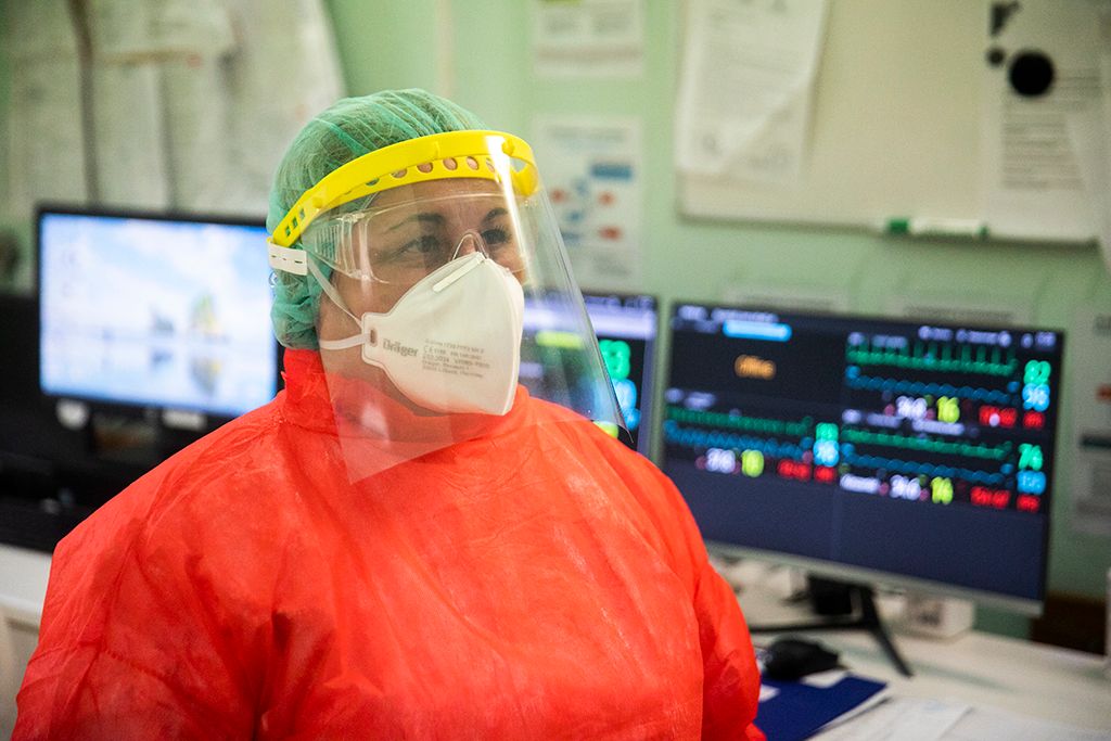 Védőfelszerelést viselő ápoló a koronavírussal fertőzött betegek fogadására kialakított intenzív osztályon a fővárosi Szent László Kórházban Fotó: Horváth Péter Gyula