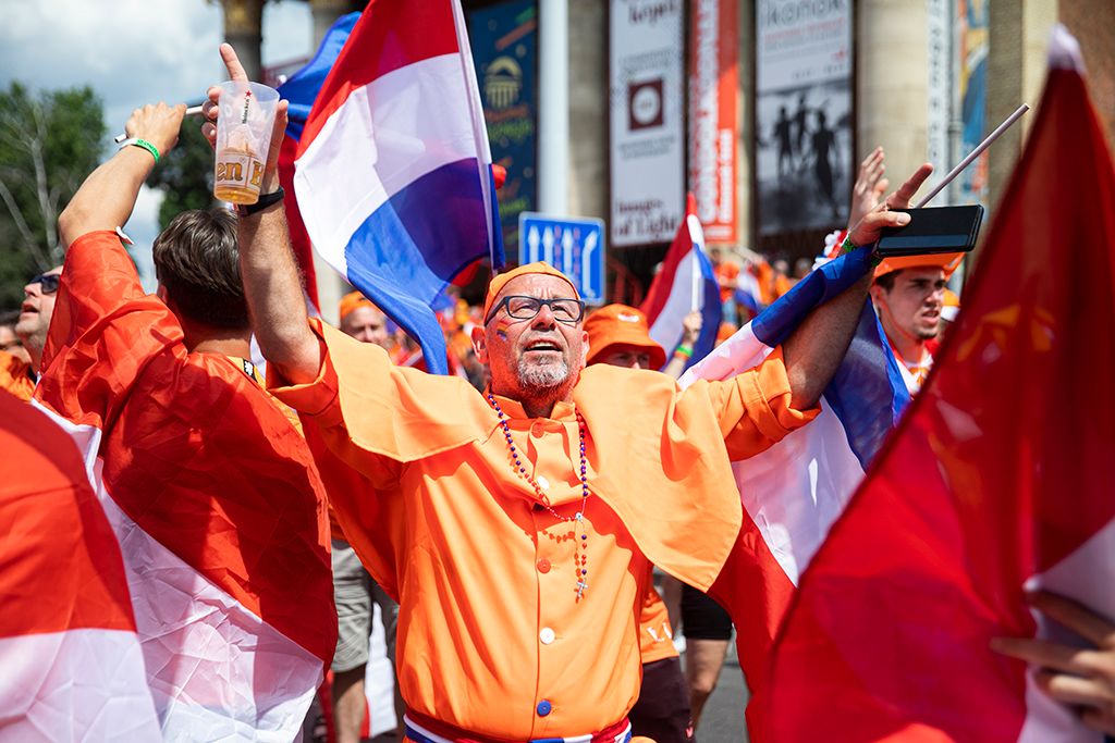 Bulival hangoltak a holland szurkolók az esti mérkőzésre 27-HPGy