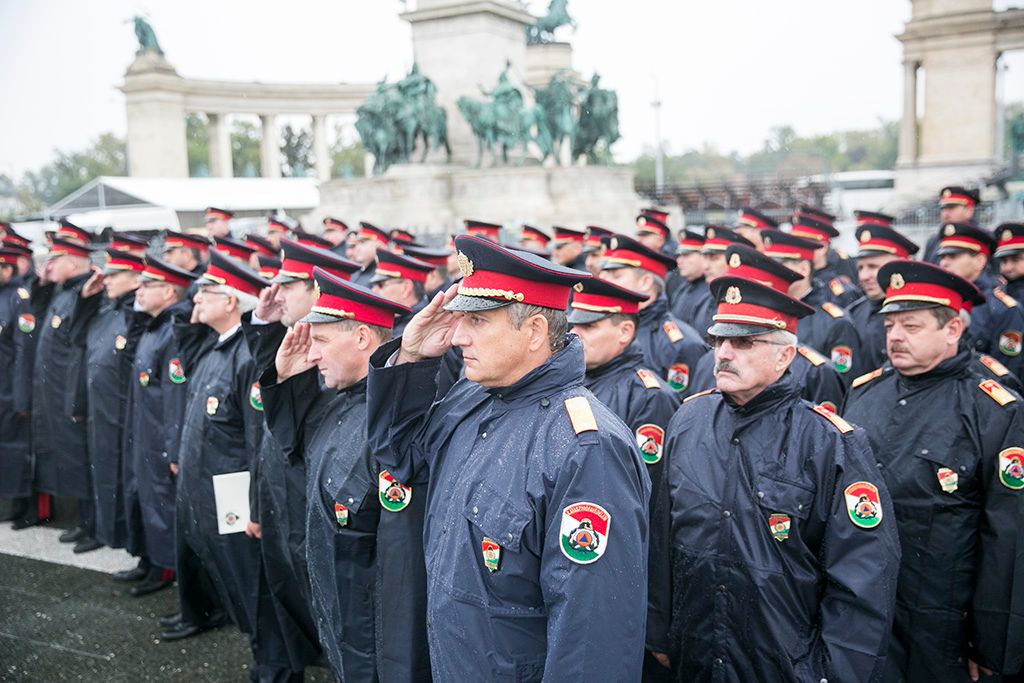 Új tűzoltóautók az átadóünnepségen a Hősök terén 2017. szeptember 21-én. Huszonöt új tűzoltóautóval bővűl a katasztrófavédelem járműparkja a járművek 16 megyébe kerülnek, összértékük meghaladja a hárommilliárd forintot. Fotó: Horváth Péter Gyula