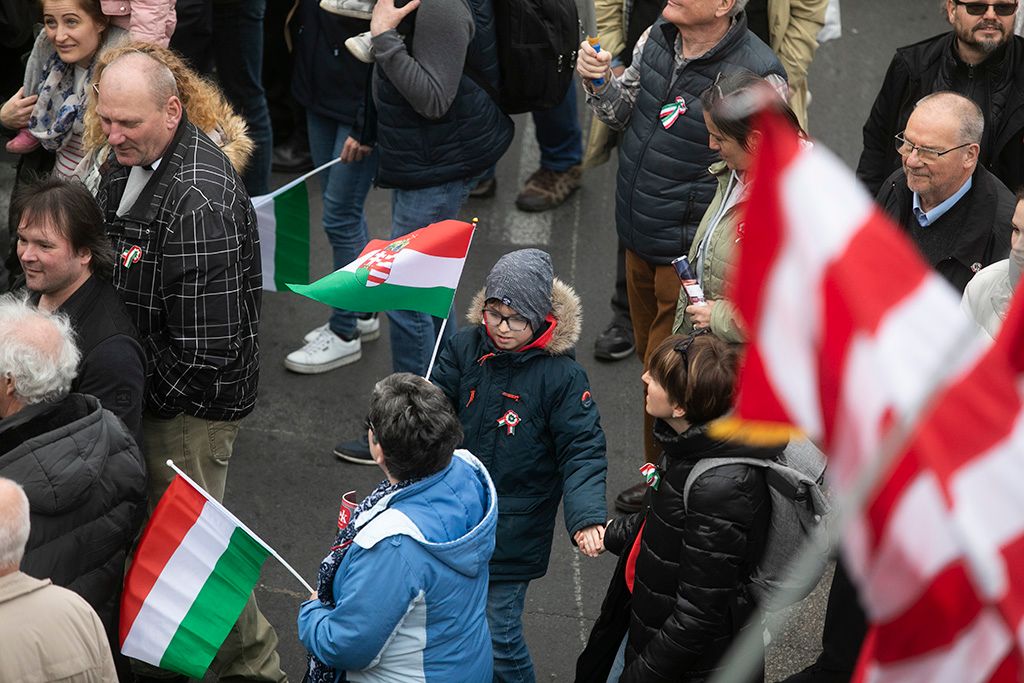 Hatalmas tömeg a Békemeneten 19-HPGy