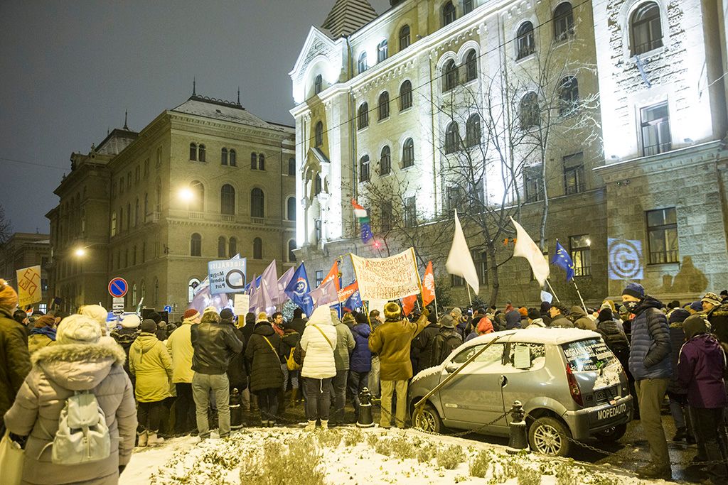 Budapest, 2019. január 23. Résztvevők az Ismeretlen tettesek tüntetése címmel meghirdetett ellenzéki demonstráción Budapesten, a Legfőbb Ügyészség épületénél 2019. január 23-án. Fotó: Horváth Péter Gyula