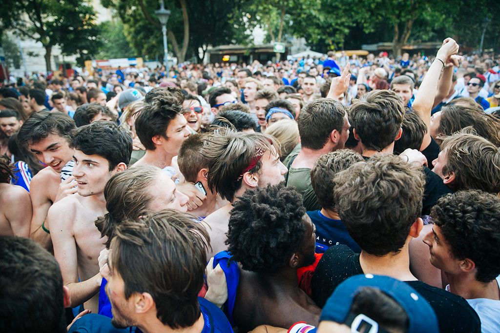 Budapest, 2018. július 15. Francia szurkolók az oroszországi labdarúgó-világbajnokság Franciaország - Horvátország döntőjének közvetítése alatt Budapesten, a Szabadság téren  Fotó: Horváth Péter Gyula