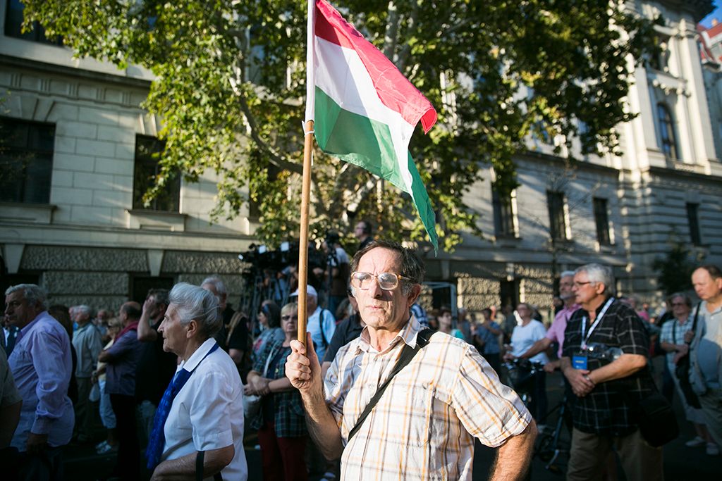 A Demokratikus Koalíció (DK) Utcára, európai magyarok! címmel meghirdetett kormányellenes demonstrációjának résztvevői a belvárosi Kossuth Lajos tér és Alkotmány utca sarkánál 2018. szeptember 18-án. Fotó: Horváth Péter Gyula
