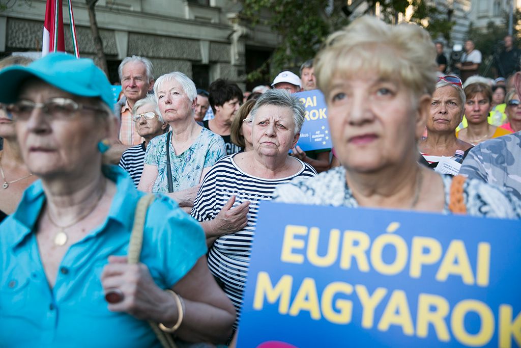 A Demokratikus Koalíció (DK) Utcára, európai magyarok! címmel meghirdetett kormányellenes demonstrációjának résztvevői a belvárosi Kossuth Lajos tér és Alkotmány utca sarkánál 2018. szeptember 18-án. Fotó: Horváth Péter Gyula