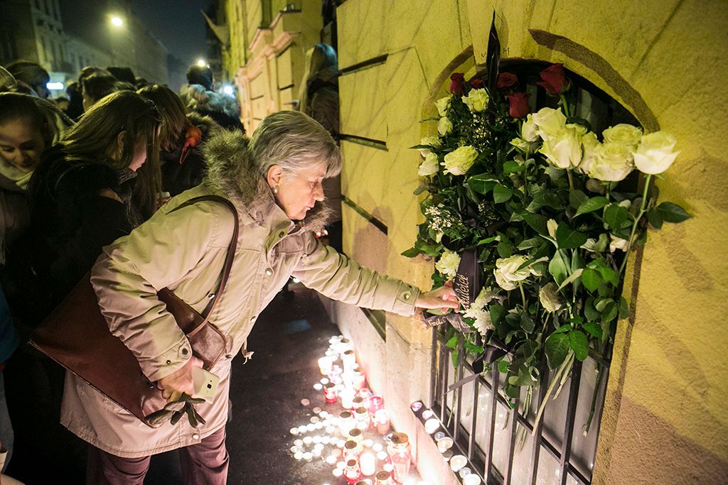 Megemlékezést tartottak a pének éjjel olaszországi buszbalesetben elhunytak gimnáziuma előtt Fotó: Horváth Péter Gyula