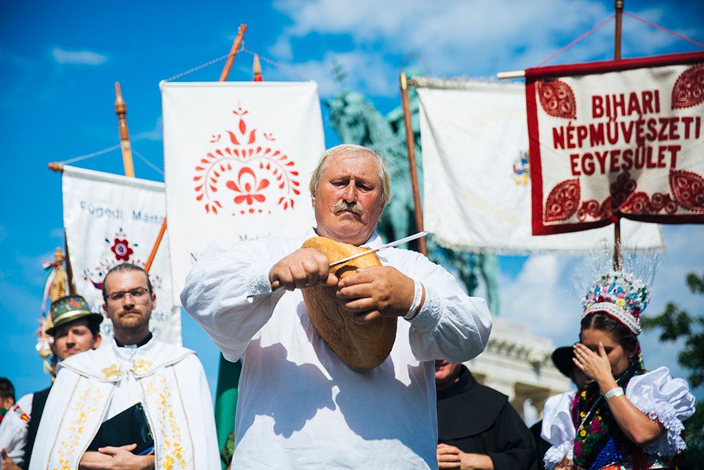A több évszázados hagyományt felelevenítve idén is a Mesterségek Ünnepén a mesterek és a táncosok díszes aratókoszorús felvonulással és ünnepélyes kenyéráldással köszöntik Szent István ünnepét. 2018.08.20 Fotó: Horváth Péter Gyula