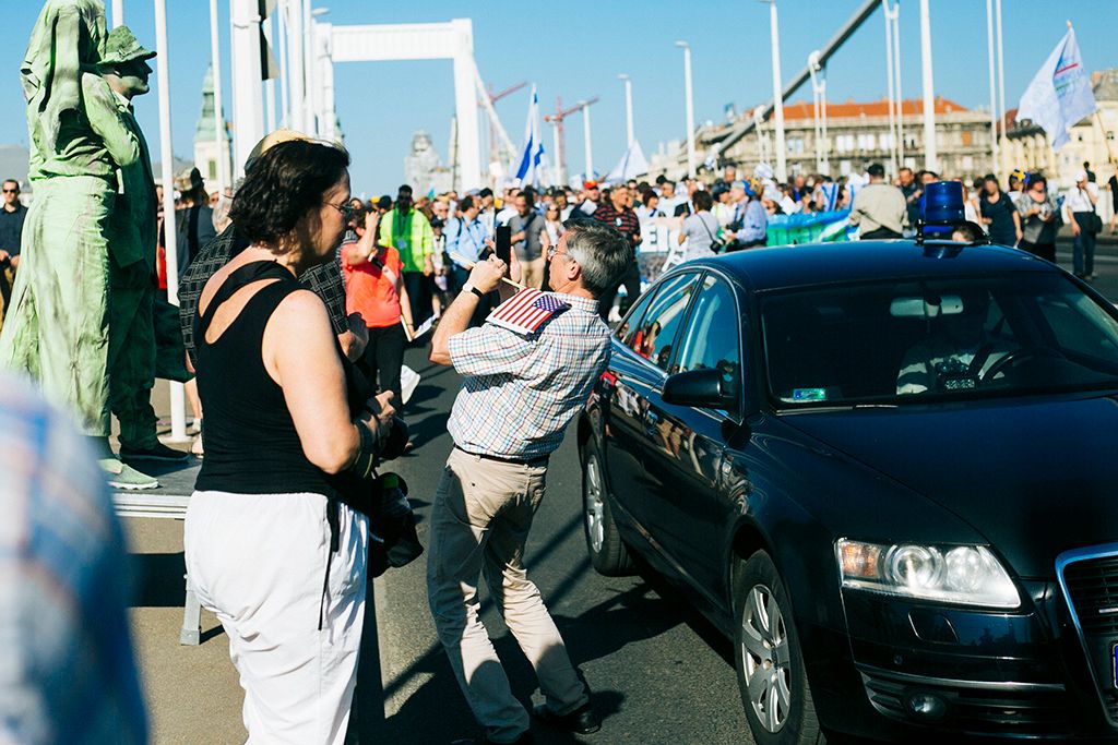 Az Élet menetének résztvevői  Budapesten, az Erzsébet híd pesti hídfőjénél 2018. május 13-án. A holokauszt áldozataira emlékező emléksétát tizenhatodik alkalommal rendezték meg. Fotó: Horváth Péter Gyula