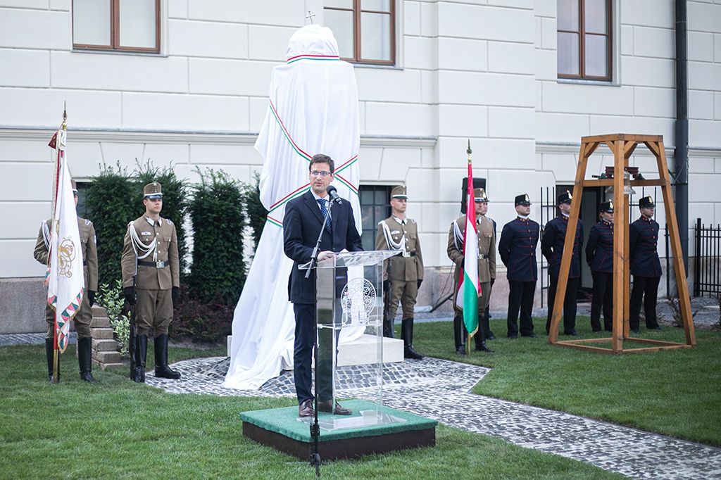 Emlékoszlop a Ludovika Campuson 15-HPGy