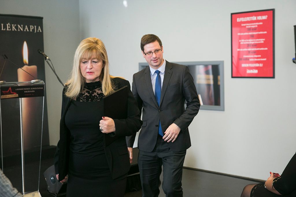 Schmidt Mária, a Terror Háza Múzeum főigazgatója Gulyás Gergely, a Fidesz frakcióvezetője  a kommunizmus áldozatainak emléknapján a budapesti Terror Háza Múzeumban rendezett megemlékezésen 2018. február 25-én. Fotó: Horváth Péter Gyula