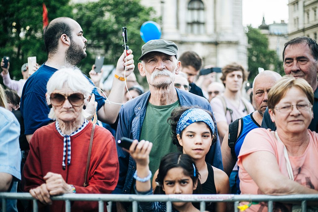 Résztvevők a 3.0 Mi vagyunk a többség - Tüntetés a demokráciáért! címmel meghirdetett demonstráción Budapesten, a Kossuth Lajos téren 2018. május 9-én. Fotó: Horváth Péter Gyula