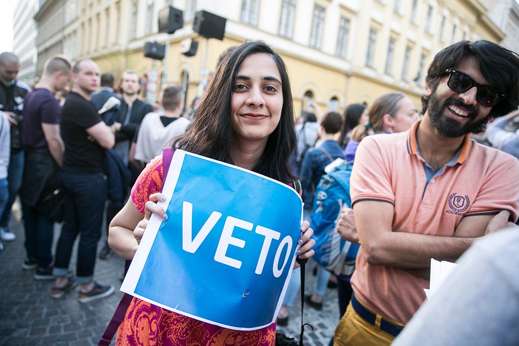 Résztvevők az Oktatási szabadságot csoport Élőlánc a CEU körül címmel meghirdetett demonstrációján Fotó: Horváth Péter Gyula