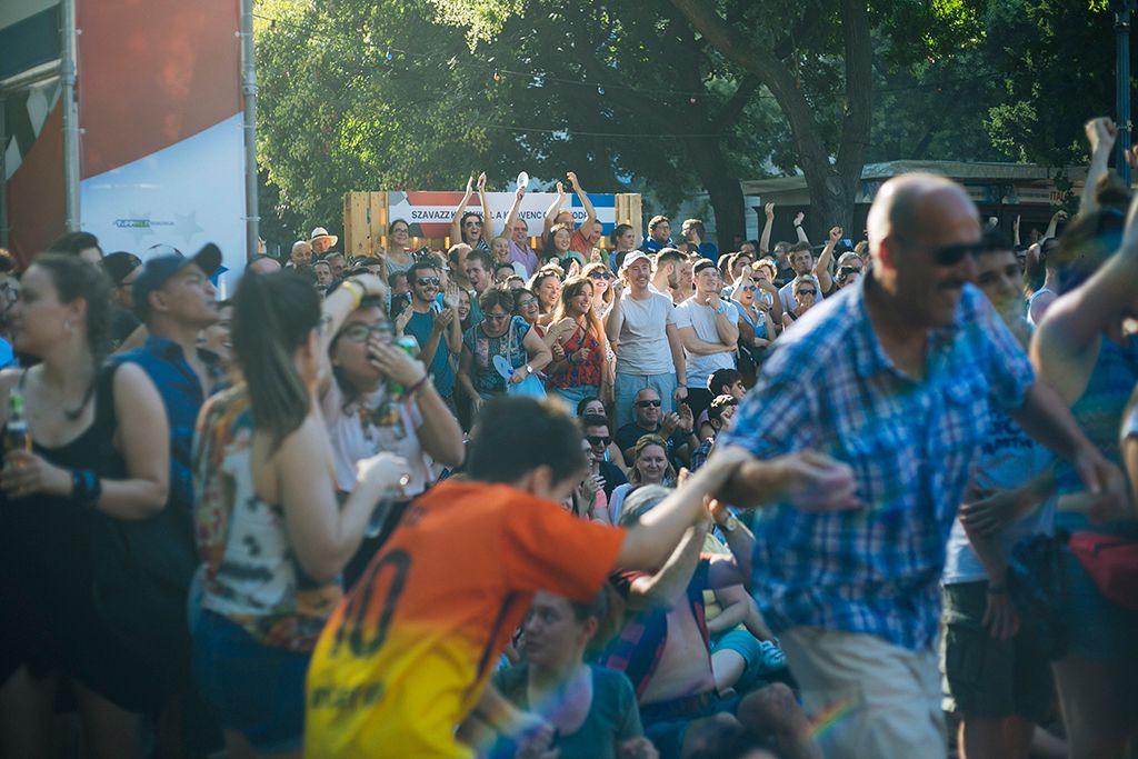 Budapest, 2018. július 15. Francia szurkolók az oroszországi labdarúgó-világbajnokság Franciaország - Horvátország döntőjének közvetítése alatt Budapesten, a Szabadság téren  Fotó: Horváth Péter Gyula