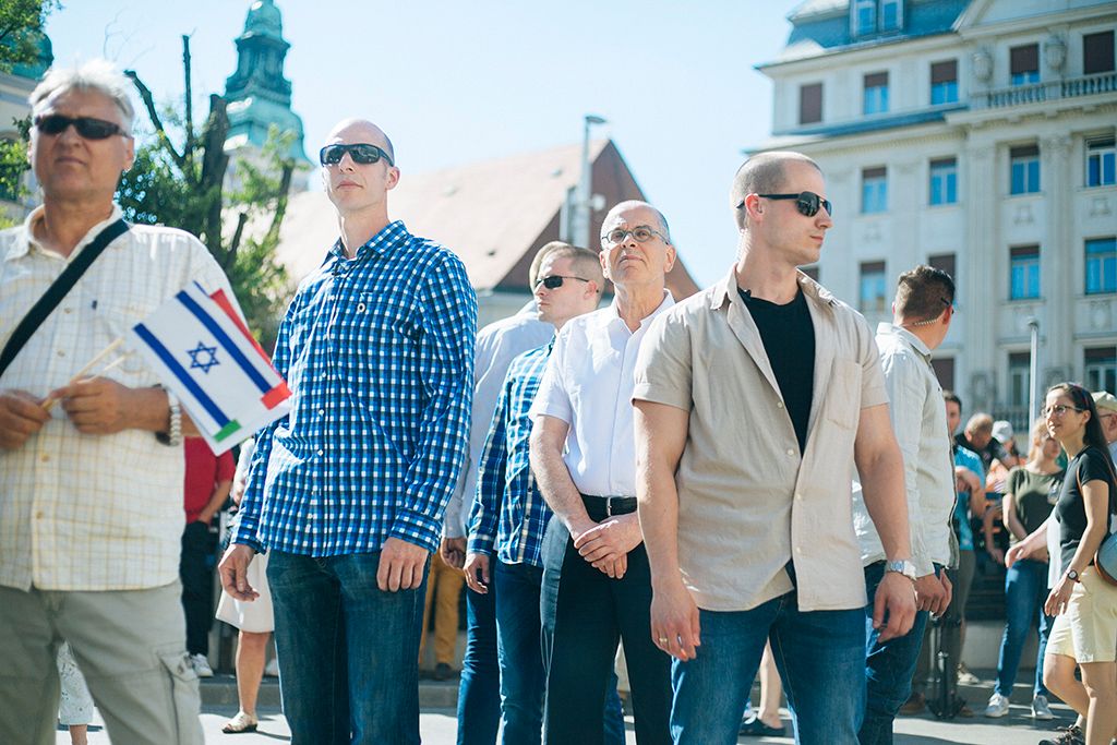 Az Élet menetének résztvevői  Budapesten, az Erzsébet híd pesti hídfőjénél 2018. május 13-án. A holokauszt áldozataira emlékező emléksétát tizenhatodik alkalommal rendezték meg. Fotó: Horváth Péter Gyula