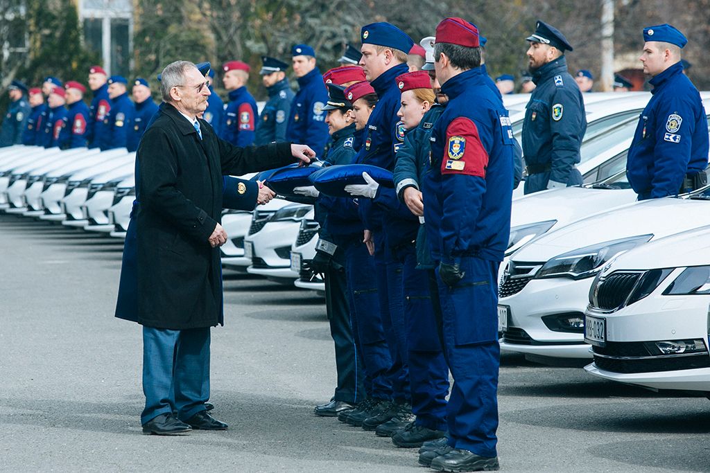 Pintér Sándor belügyminiszter a rendőrség új szolgálati autóinak átadásán a Készenléti Rendőrség központi objektumában 2018. március 23-án.Fotó: Horváth Péter Gyula