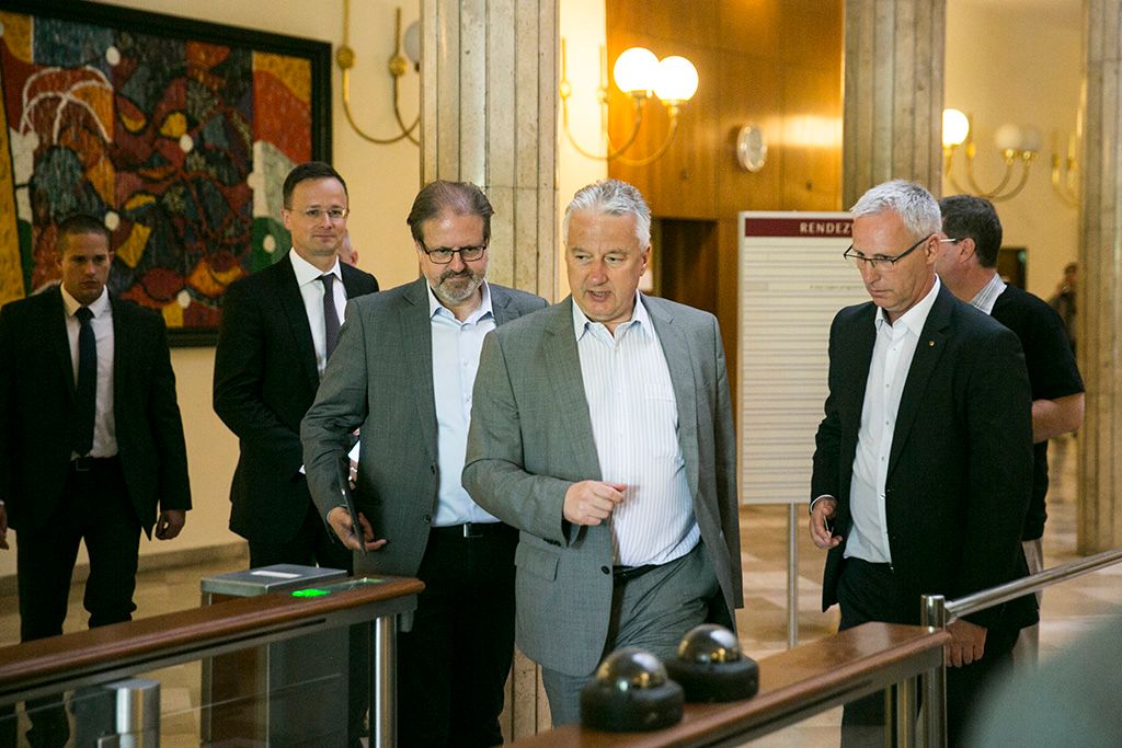 Fidesz-frakció zárt alakuló ülése után távoznak a Képviselői Irodaházból a Fidesz-frakció képviselői.  Fotó: Horváth Péter Gyula