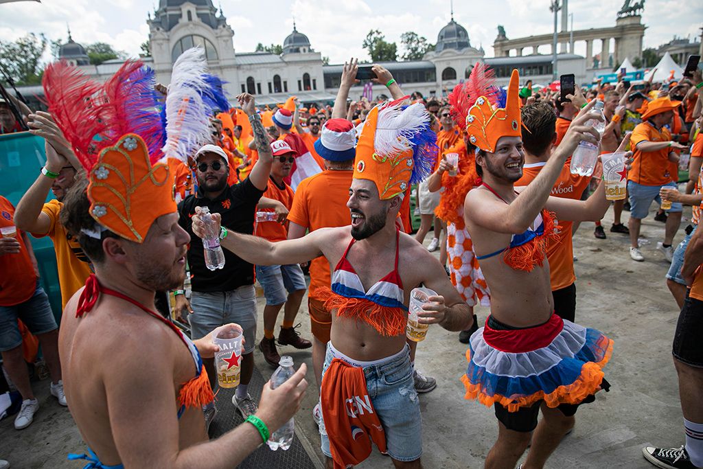 Bulival hangoltak a holland szurkolók az esti mérkőzésre 3-HPGy