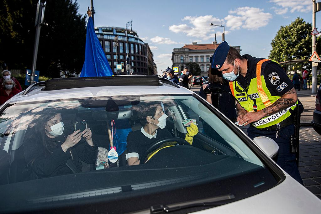 Szél Bernadettet igazoltatják a rendőrök-HPGy