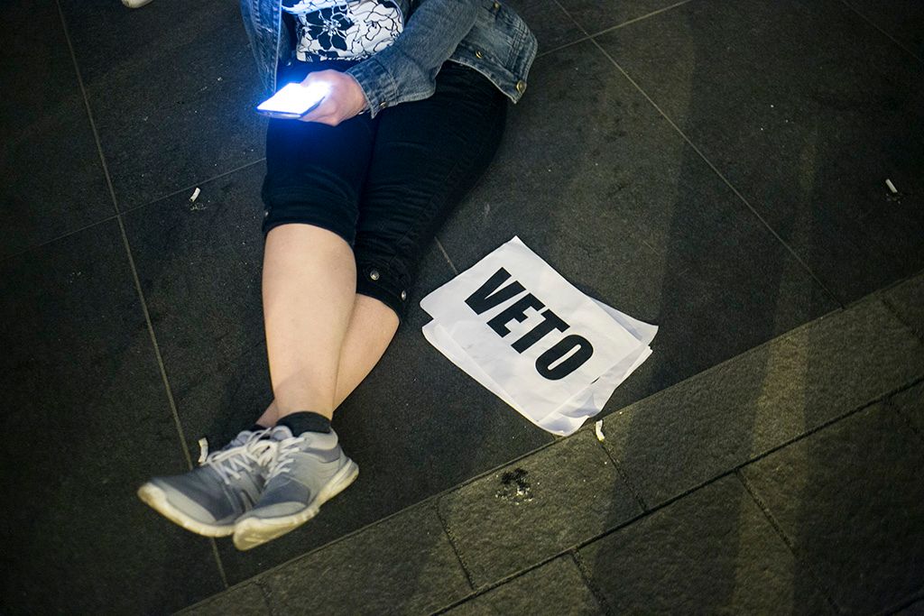 A CEU előtt demonstrálók egy csoportja a Parlamenthez vonult Fotó: Horváth Péter Gyula