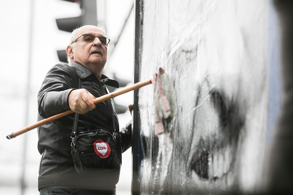 Az Együtt a kormány újabb gyűlöletkeltő, Soros György-ellenes plakátjait is eltávolítja az utcákról. Most is rendőrségi bejelentéssel, demonstráció keretében, országos mozgalmat hirdetve az akciókra. A plakáteltávolító mozgalmat Vajda Zoltán, az Együtt elnökségi tagja, 16. kerületi politikusa, országgyűlési képviselőjelöltje szervezi - az első plakát eltávolítása aktivistákkal közösen. 2017.10.05. Fotó: Horváth Péter Gyula