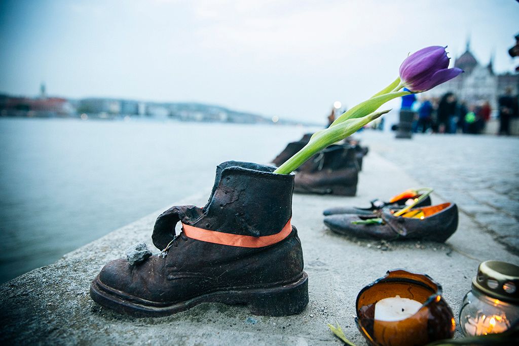Mécsest gyújtanak a holokauszt magyarországi áldozatainak emléknapja alkalmából tartott megemlékezésen a fővárosi Cipők a Duna-parton emlékműnél Fotó: Horváth Péter Gyula