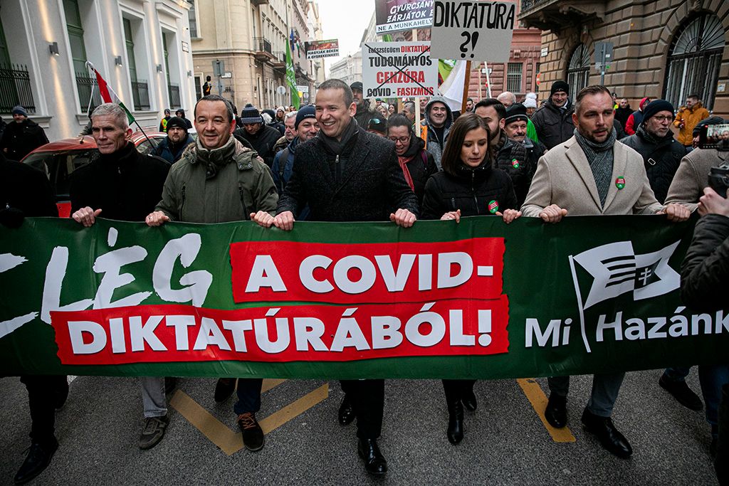 Tüntettek az oltásellenesek-utcán a Mi Hazánk 15-HPGy
