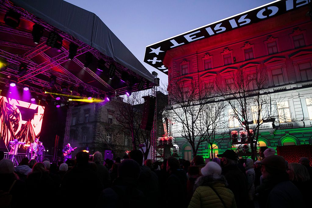 Ingyenes Ünnepi Koncert a Terror Háza Múzeum előtt Tóth Gabi koncert 2-HPGy