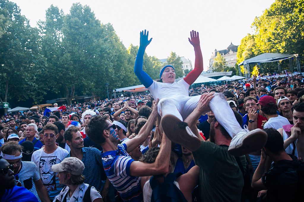 Budapest, 2018. július 15. Francia szurkolók az oroszországi labdarúgó-világbajnokság Franciaország - Horvátország döntőjének közvetítése alatt Budapesten, a Szabadság téren Fotó: Horváth Péter Gyula
