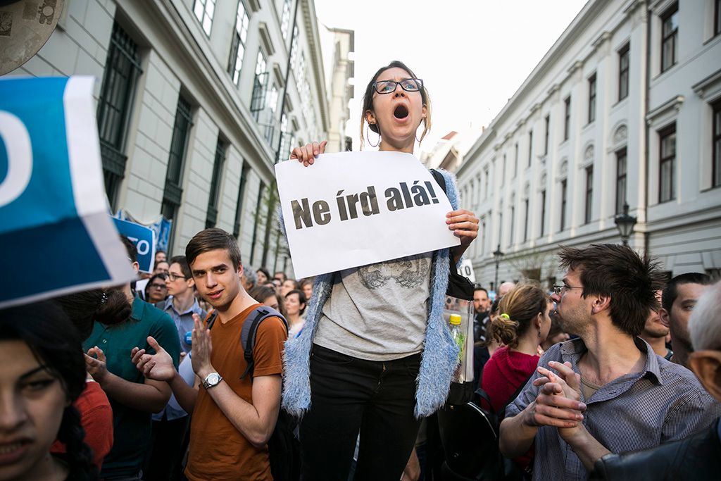 Résztvevők az Oktatási szabadságot csoport Élőlánc a CEU körül címmel meghirdetett demonstrációján Fotó: Horváth Péter Gyula