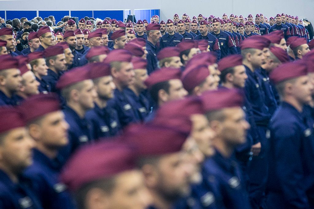 A határvadászképzés második és harmadik ütemében kinevezett tiszthelyettesek az ünnepélyes eskütételen a budapesti Hungexpón Fotó: Horváth Péter Gyula