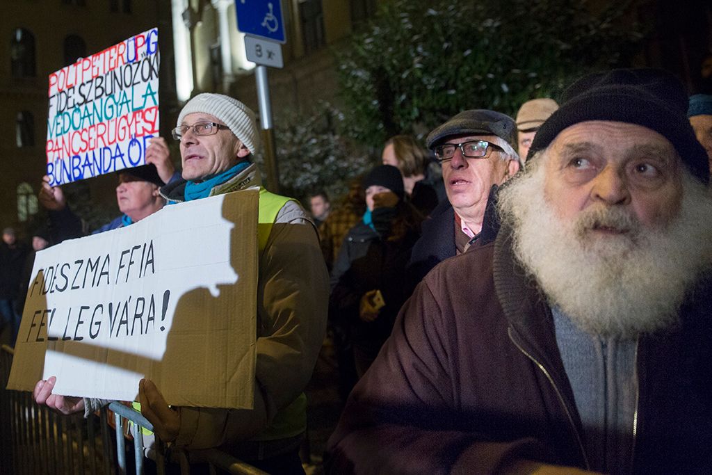 Budapest, 2019. január 23. Résztvevők az Ismeretlen tettesek tüntetése címmel meghirdetett ellenzéki demonstráción Budapesten, a Legfőbb Ügyészség épületénél 2019. január 23-án. Fotó: Horváth Péter Gyula