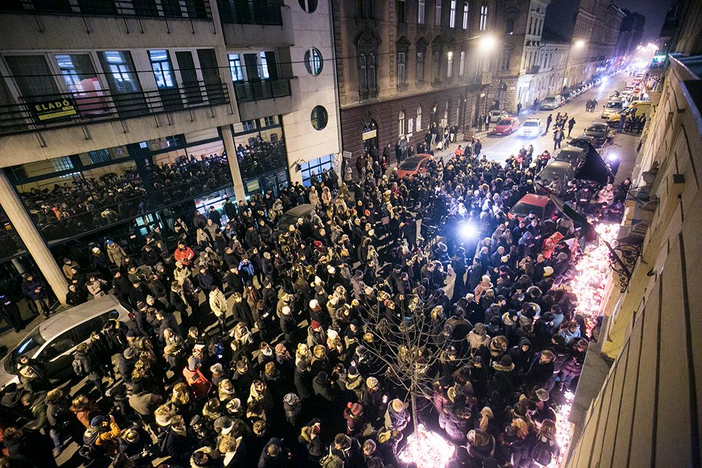 Megemlékezést tartottak a pének éjjel olaszországi buszbalesetben elhunytak gimnáziuma előtt Fotó: Horváth Péter Gyula