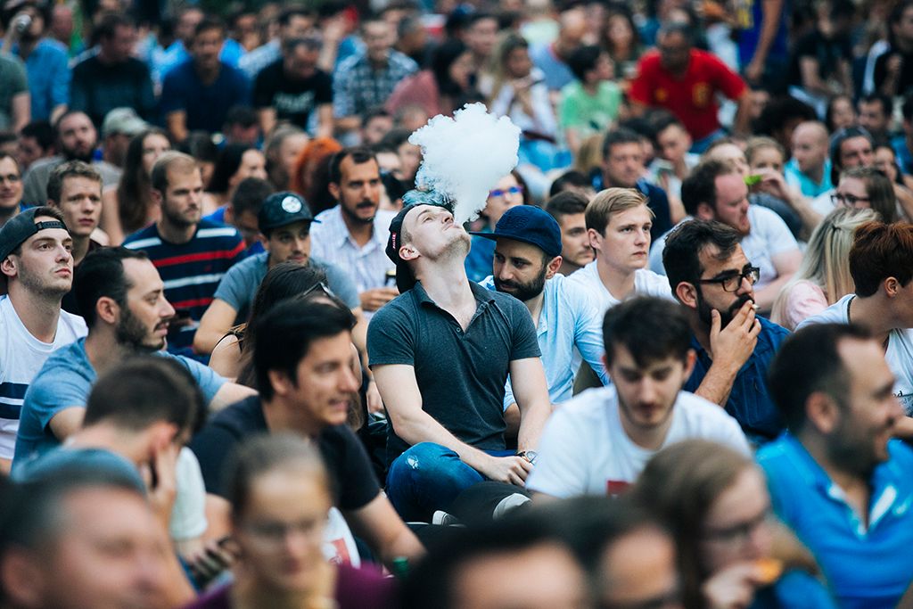 A második vb-nap slágermeccsét Portugália és Spanyolország játszotta a labdarúgó világbajnokságon. A belváros egyik leglátogatottabb pontján a Szabadság téren két óriás kivetítőn követhetik majd június 14-e és július 15-e között a labdarúgó-világbajnokság mérkőzéseit a szurkolók. Fotó: Horváth Péter Gyula