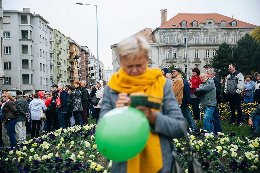 A Közös ellenzéki tüntetés a szabadságért, a korrupció ellen! címmel szervezett demonstráció résztvevői a II. kerületi Bem téren az 1956-os forradalom és szabadságharc kitörésének 62. évfordulóján, 2018. október 23-án.  Fotó: Horváth Péter Gyula