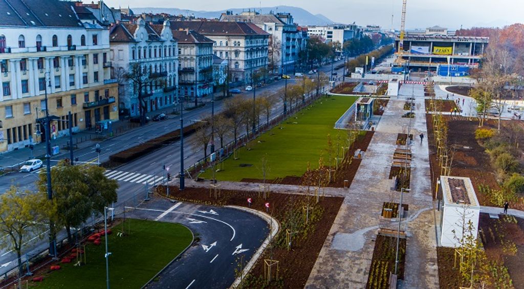 A korábban évtizedekig parkoló autók által megszállt, bazaltkockás terület helyén egy hangulatos sétány jött létre