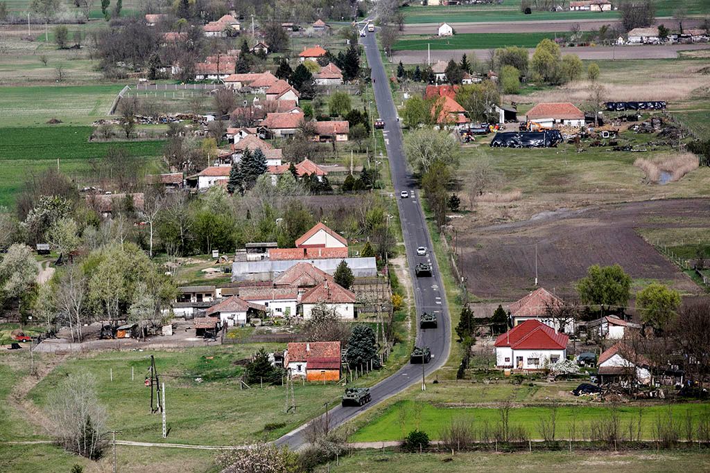 A Magyar Honvédség Alföldi Ideiglenes Alkalmi Kötelékében (MH AIAK) szolgálatot teljesítő katonák járőröznek BTR 80-as páncélozott szállító harcjárművekkel a magyar-szerb határnál, Röszke és Ásotthalom térségében, az ideiglenes műszaki határzár mellett 2016.04.06. Fotó:Horváth Péter Gyula