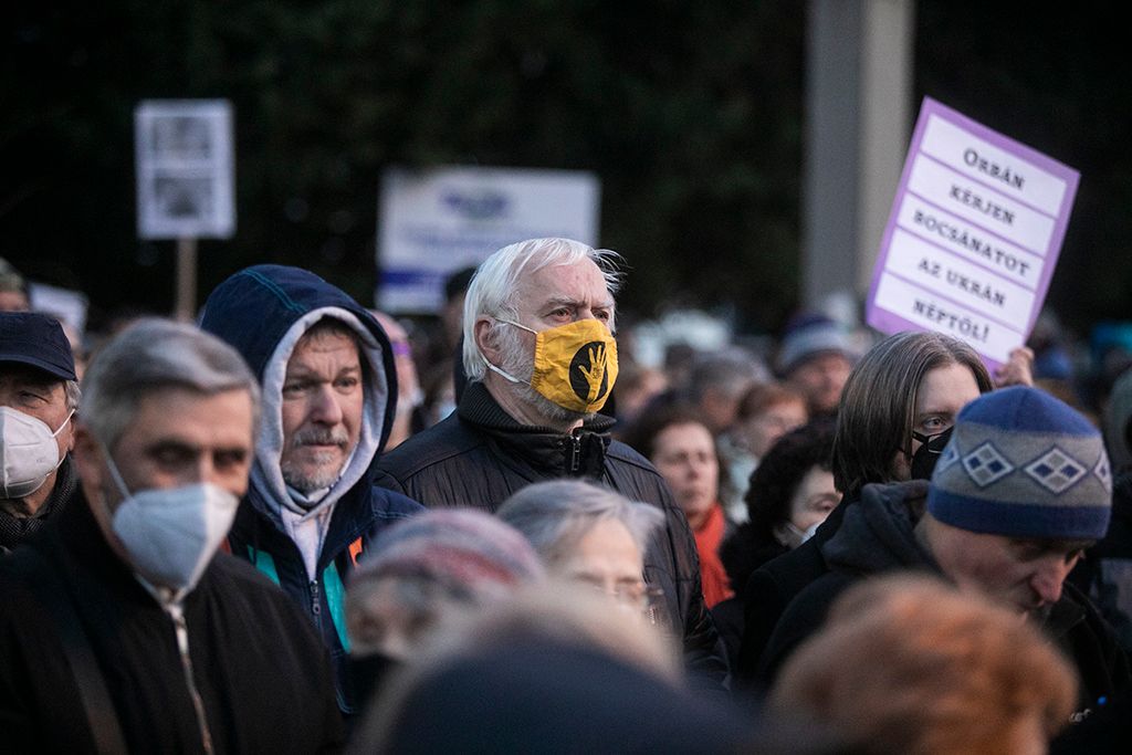 Tüntet az ellenzék az MTVA székháza előtt a közmédia ellen 14-HPGy