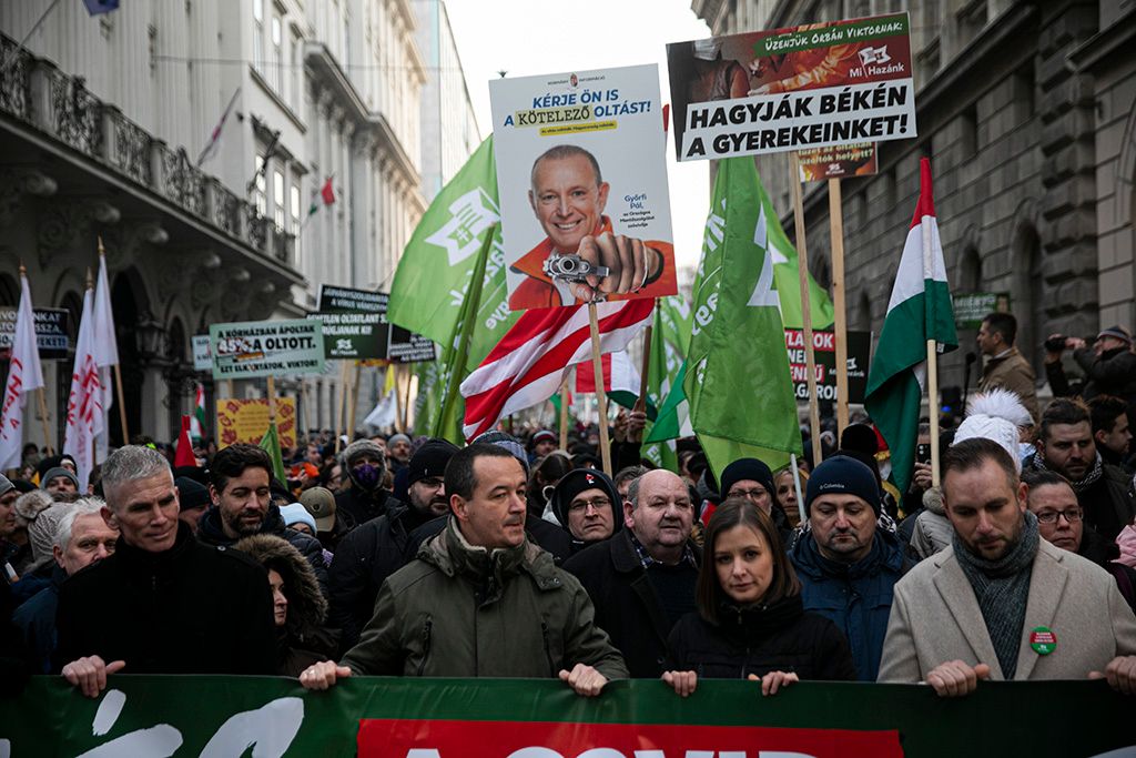 Tüntettek az oltásellenesek-utcán a Mi Hazánk 17-HPGy