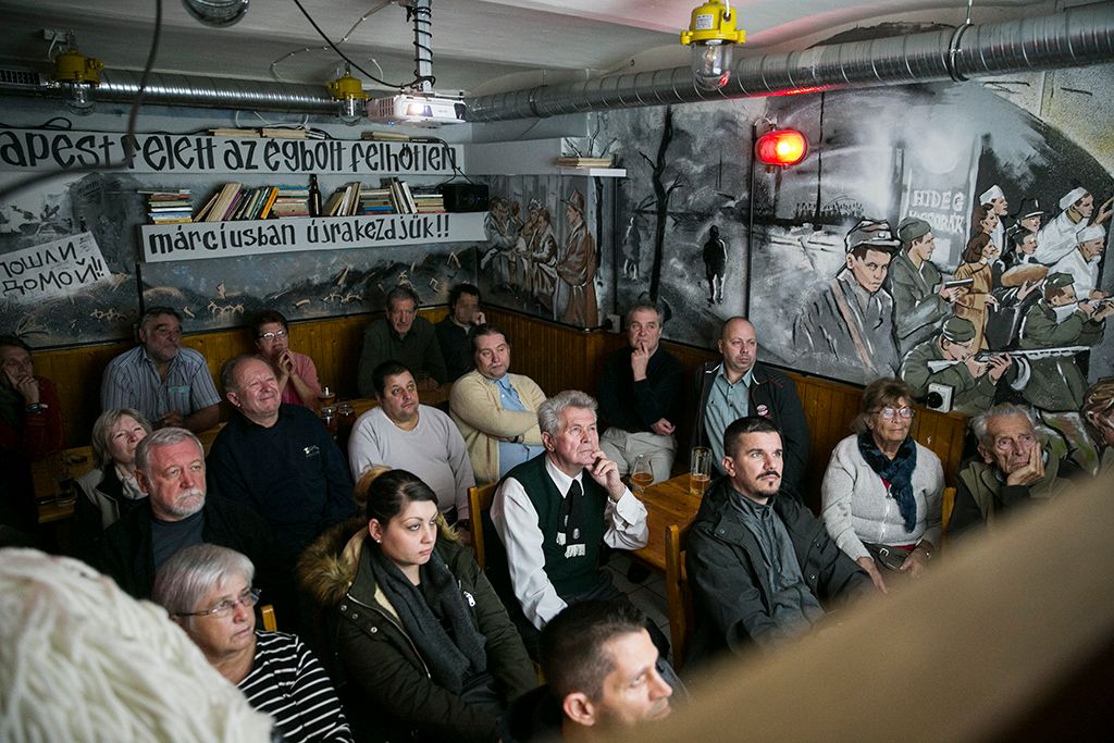A hálózat örök című filmvetítése a PestiSrácok.hu és a Revolution 56 Szabadságharcos Sörözőben. Fotó: Horváth Péter Gyula az