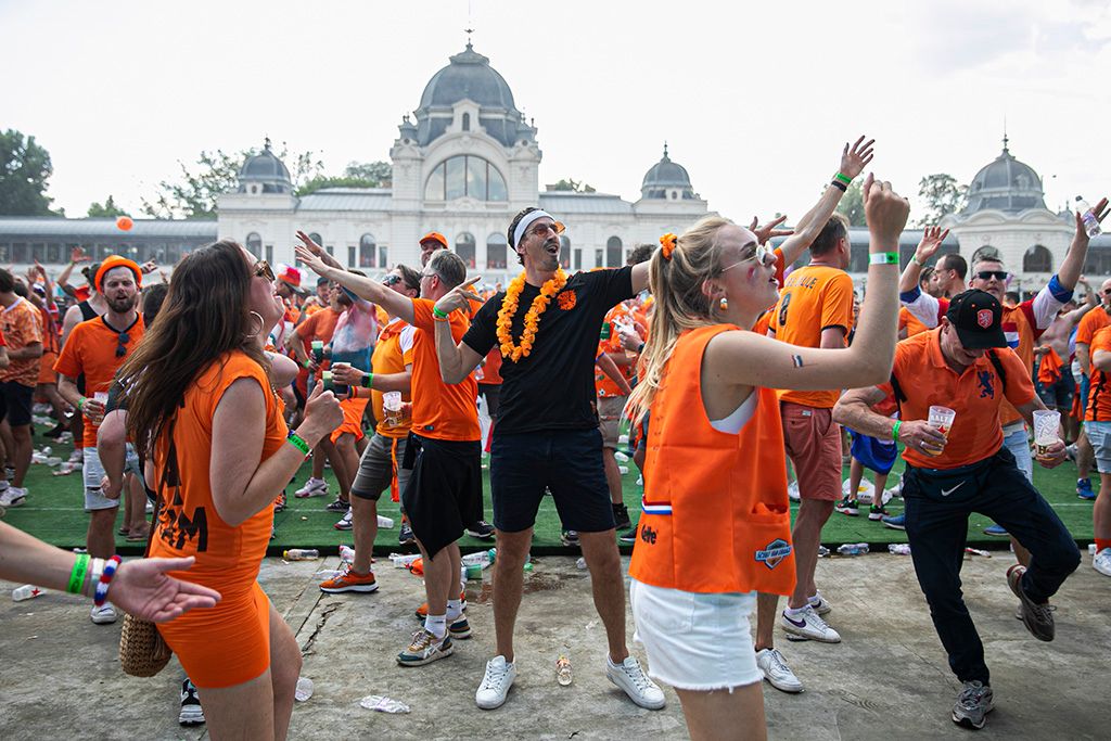 Bulival hangoltak a holland szurkolók az esti mérkőzésre 8-HPGy