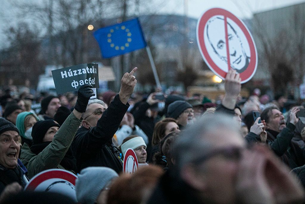 Tüntet az ellenzék az MTVA székháza előtt a közmédia ellen 9-HPGy
