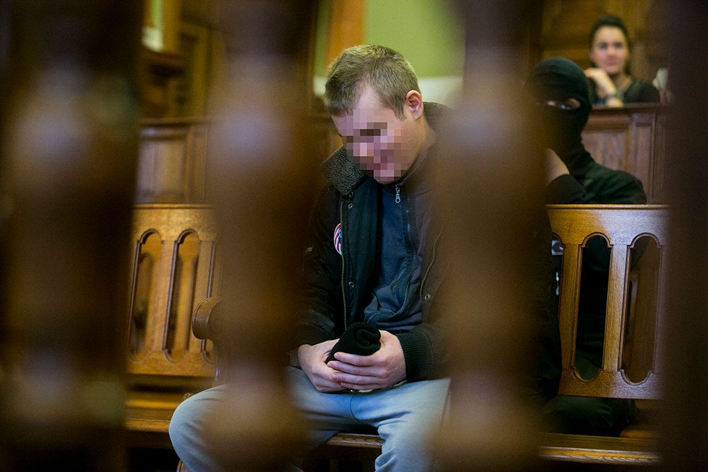 A 2016. szeptember 24-ei Teréz körúti robbantás vádlottja az ellene előre kitervelten, aljas indokból, több ember és hivatalos személy sérelmére több ember életét veszélyeztetve elkövetett emberölés bűntettének kísérlete és más bűncselekmények miatt indult per első tárgyalási napján a Fővárosi Törvényszéken 2018. január 31-én. Fotó: Horváth Péter Gyula