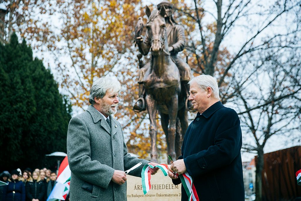 Felavatták Árpád fejedelem lovas szobrát Óbudán 6-HPGy