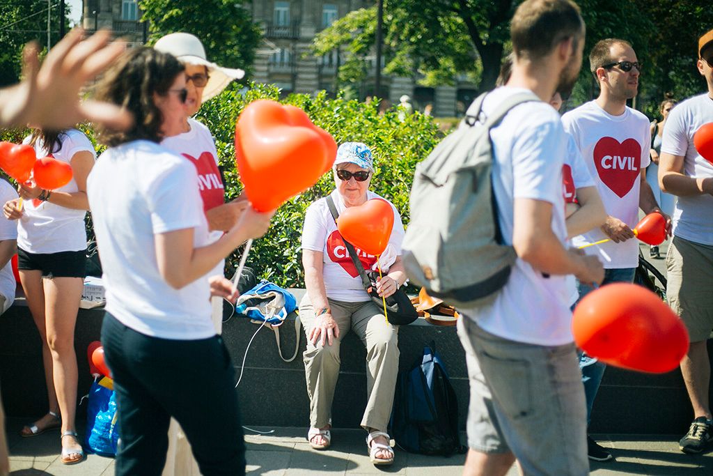 Szolidaritási akció a Parlamentnél a "Stop Soros" törvénycsomag ellen   Résztvevők egy szív alakú piros léggömb előtt az Amnesty International (AI) "Stop Soros" törvénycsomag ellen tartott szolidaritási akcióján a Parlament előtti Kossuth téren 2018. június 4-én. A képviselők június 5-én folytatják le az egyes törvényeknek a jogellenes bevándorlás elleni intézkedésekkel kapcsolatos módosításáról szóló törvényjavaslat, azaz a "Stop Soros" vitáját. Fotó: Horváth Péter Gyula